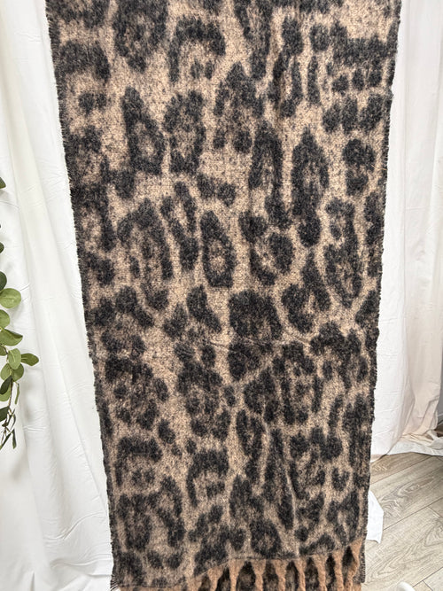 Iconic Cozy Leo Scarf