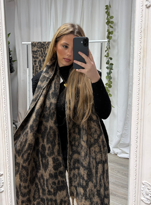 Iconic Cozy Leo Scarf